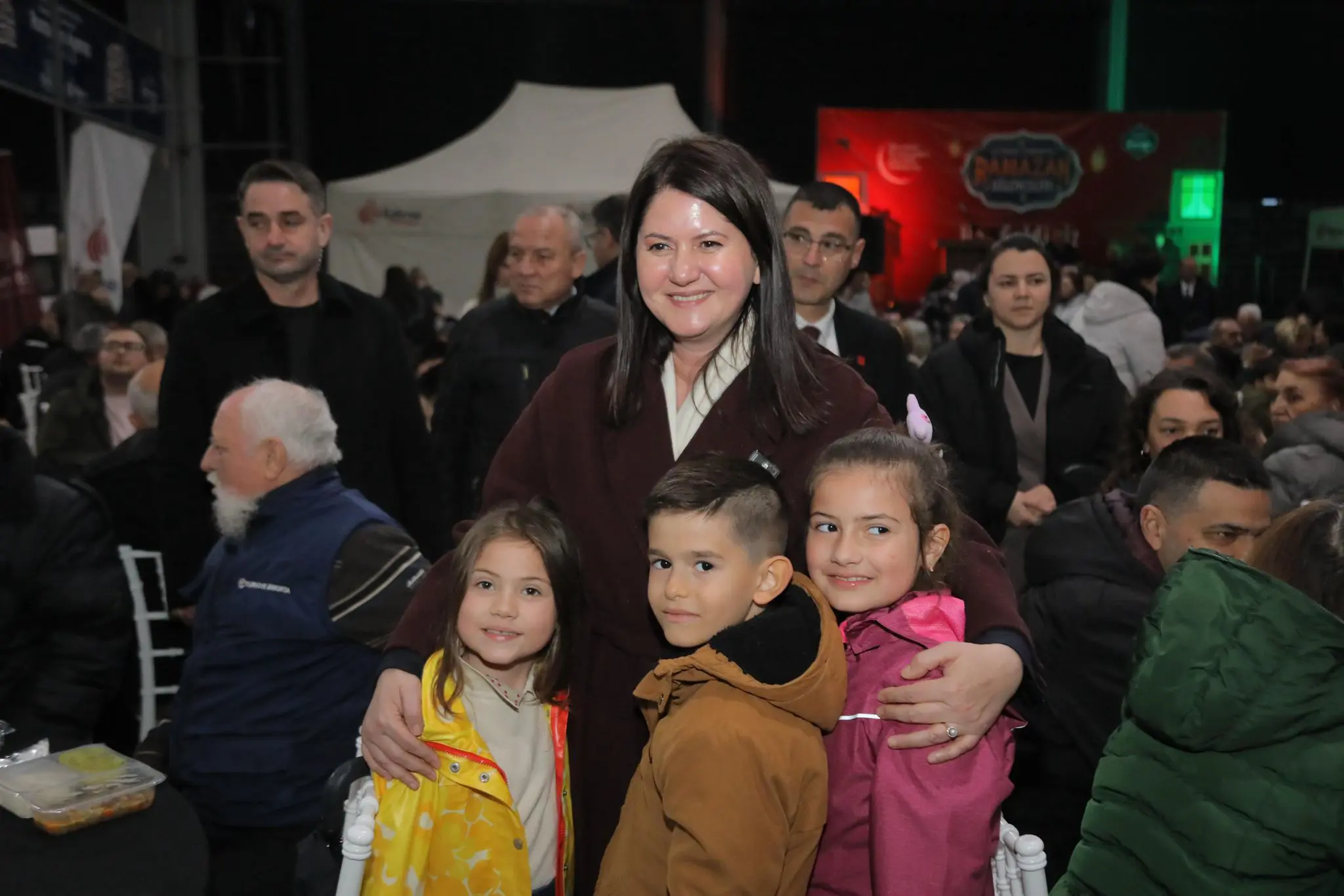 EDİRNE BELEDİYESİ BEREKET SOFRASI İFTARLARINA CUMARTESİ PAZARINDA DEVAM ETTİ galeri görseli